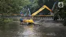 Petugas Dinas Sumber Daya Air DKI Jakarta melakukan pengerukan lumpur di Sungai Krukut, Karet Tengsin, Kamis (30/9/2021). Kegiatan bertajuk Grebeg Lumpur ini bertujuan mengantisipasi banjir saat musim hujan. (Liputan6.com/Herman Zakharia)