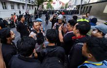 Aksi Solidaritas Mahasiswa Surabaya: Kapolrestabes Temui Massa, Batas Waktu Demo dan Kerusakan Properti Jadi Sorotan