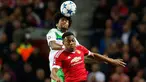 Bek Wolfsburg, Dante (kiri) berebut bola udara dengan penyerang Manchester United, Anthony Martial pada laga Liga Champions di Stadion Old Trafford, Inggris, Kamis (1/10/2015). MU menang atas Wolfsburg dengan skor 2-1. (Reuters/Andrew Yates)