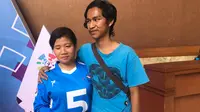 Atlet Goalball Indonesia di Asian Para Games 2018, Nita Sulastri (kiri) dan suaminya, Wahid Dudin Nurul Mukminin. (Inapgoc)