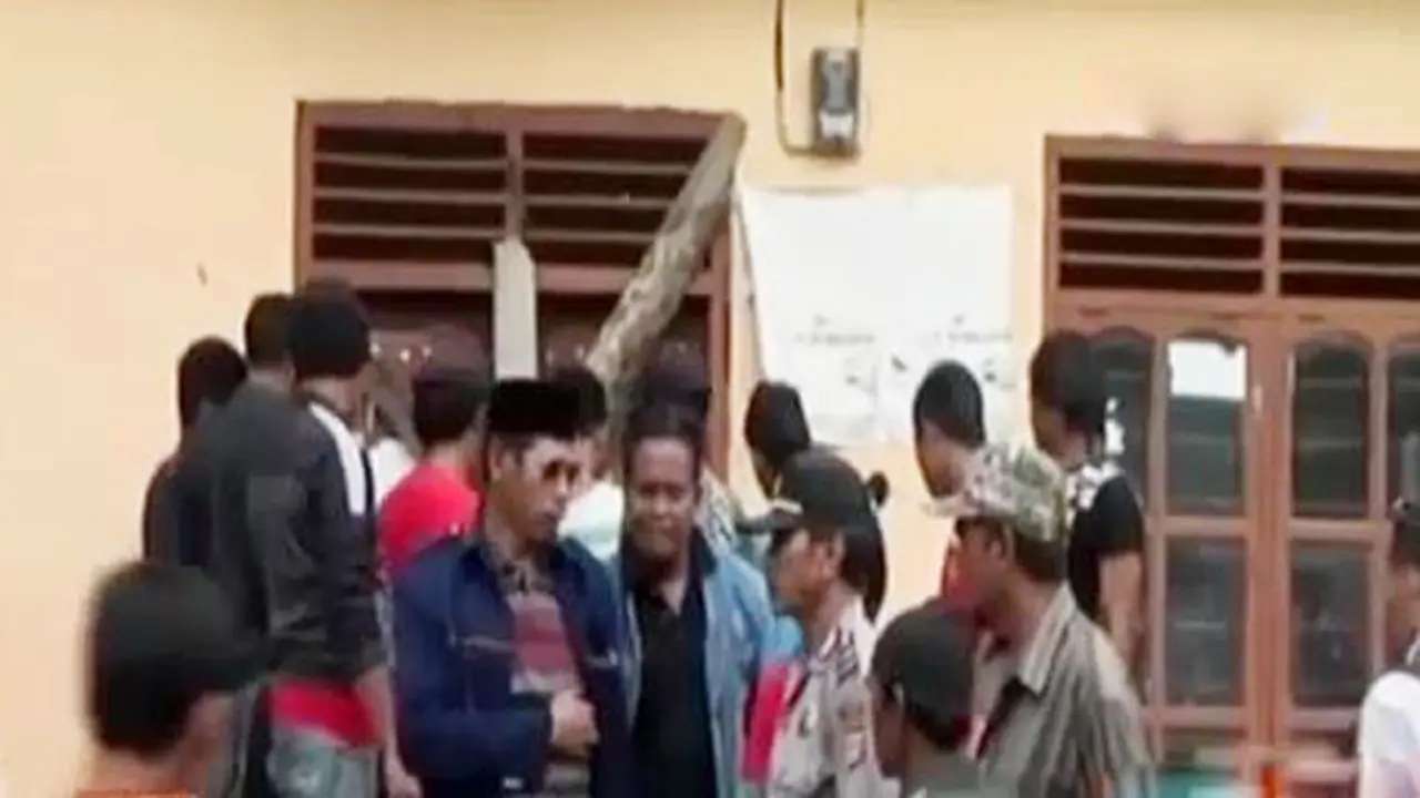 Kilas Indonesia: 4 Calon Kades Segel Kantor Kepala Desa 