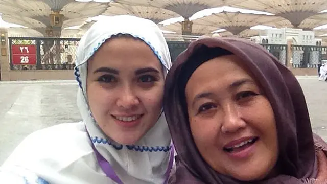 Rilis Lagu Religi, Ini 5 Potret Meggy Diaz dalam Balutan Hijab
