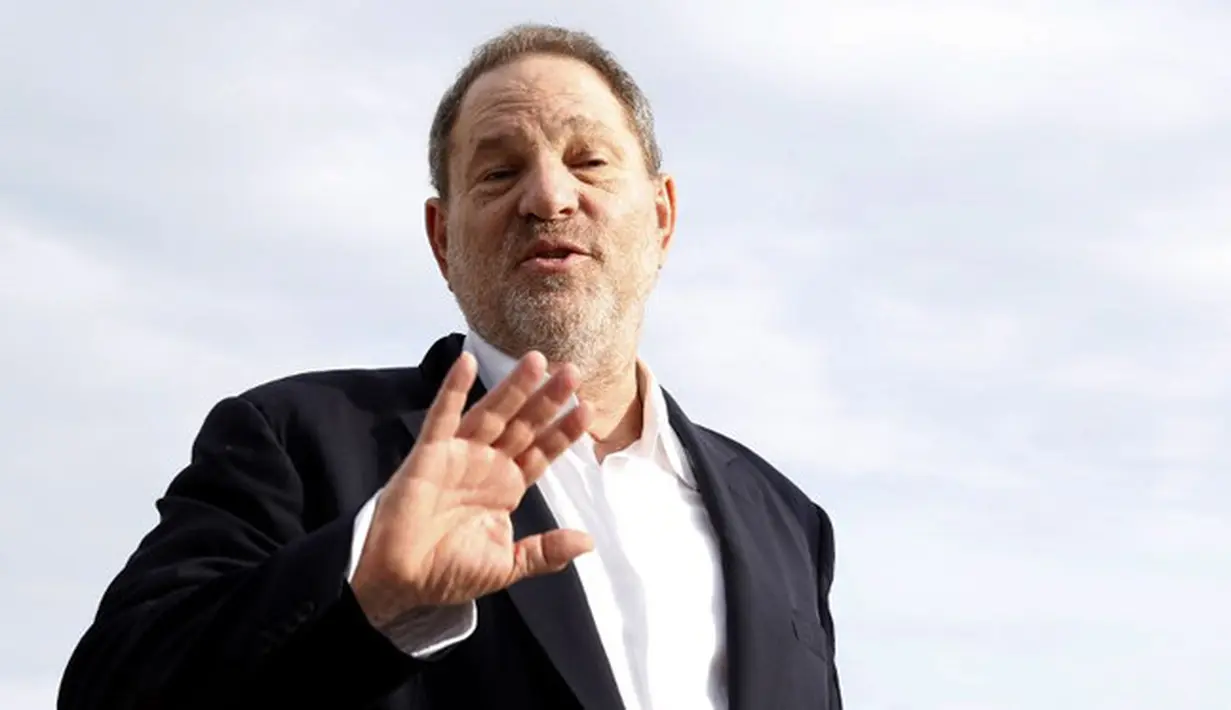 Akibat terbongkarnya kasus tersebut, kehidupannya pun mulai berubah. Kabarnya, Harvey dipecat dari perusahaannya sendiri, The Weinstein Company. Bahkan, ia juga ditinggalkan oleh sang istri. (AFP/Valery Hache)
