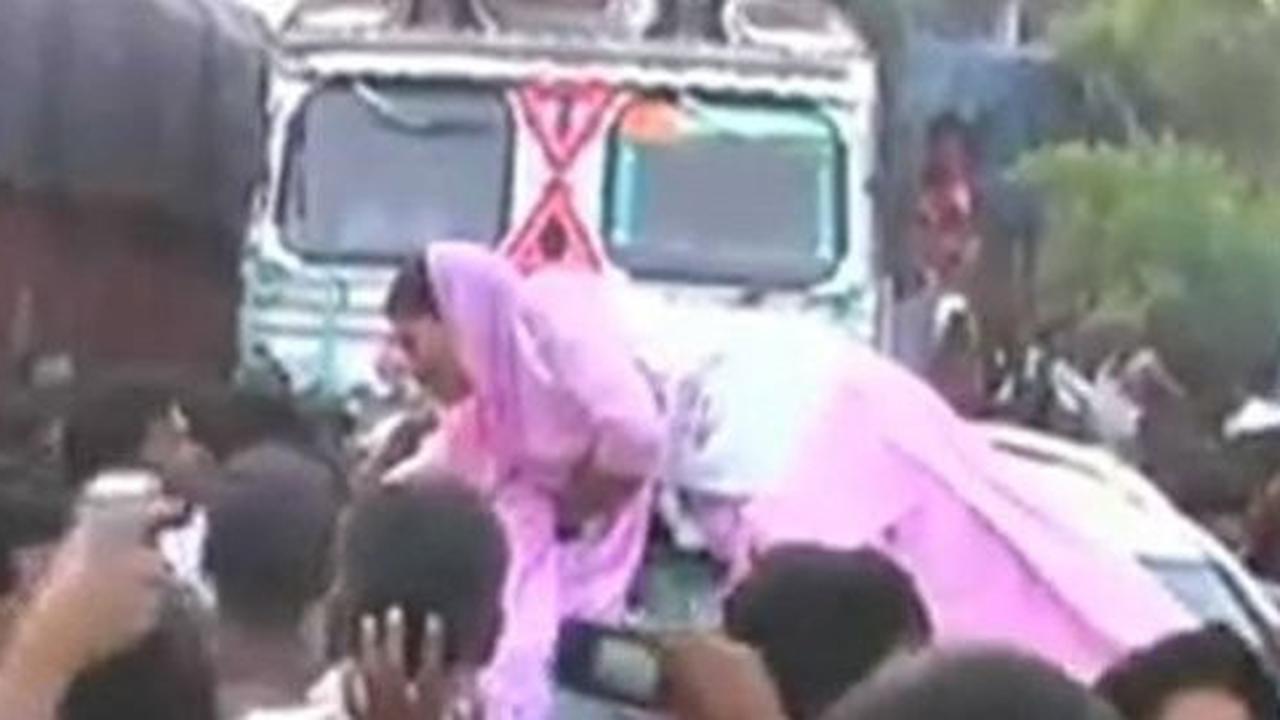 Goda wanita muda, pejabat India kena batunya