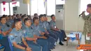 Citizen6, Jakarta: Prajurit KRI Kolinlamil sebagai Pelaku Latihan SAR dan Sea Survival mendapatkan pendalam materi oleh anggota Satpaskaarmabar, di Gedung Laut Natuna Mako Kolinlamil, Tanjung Priok, Jakarta, Kamis (6/9).(Pengirim: Kadispen Kolinlamil).