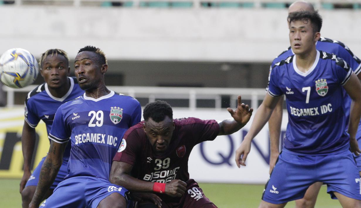 Striker PSM Makassar, Guy Junior, berebut bola dengan pemain Becamex Binh Duong, Dinh Hoang Max, pada laga semifinal Zona ASEAN Piala AFC 2019 di Stadion Pakansari, Rabu (26/6). PSM menang 2-1 atas Becamex Binh Duong. (Bola.com/M Iqbal Ichsan)