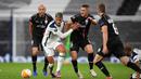 Gelandang Tottenham, Erik Lamela, berebut bola dengan bek LASK, Reinhold Ranftl, pada laga Grup J Liga Europa 2020/2021 di Tottenham Hotspurs Stadium, Jumat (23/10/2020) dini hari WIB. Tottenham menang telak 3-0 atas LASK. (AFP/Daniel Leal-Olivas)