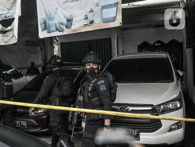 Tim Gegana dikerahkan saat penggerebekan rumah toko milik terduga teroris di kawasan Condet, Jakarta Timur, Senin (29/3/2021). Dalam penggerebekan tersebut, Tim Gegana mengamankan seorang pria dan wanita yang merupakan pemilik rumah. (merdeka.com/Iqbal S Nugroho)