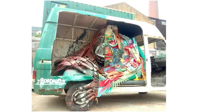 Bordalo berusaha menggambarkan hewan dengan barang yang tak terpikirkan, seperti orangutan yang terbentuk dari mobil bekas.