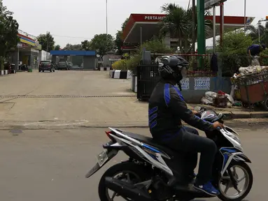 Lokasi penembakan tukang ojek di depan SPBU Jalan Raya Mayor Oking, Cibinong, Kabupaten Bogor, Rabu (4/11/2015). Sebelumnya, seorang tukang ojek bernama Japra tewas ditembak oleh oknum TNI berinisial YH pada Selasa (3/11) sore. (Liputan6.com/Yoppy Renato)
