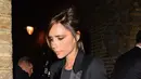 Victoria Beckham saat menghadiri British Fashion Awards, di London, Senin (23/11). Rambut mantan personel Spice Girls itu ditata ke belakang demi kesan maskulin. (dailymail.co.uk)
