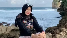Ratna Antika kerap membagikan potretnya dalam balutan hijab. Gayanya pun terlihat santai, seperti saat liburan dan menghabiskan waktu bersama keluarga (Liputan6.com/IG/@ratnaantikamonata_rafcreal_new)