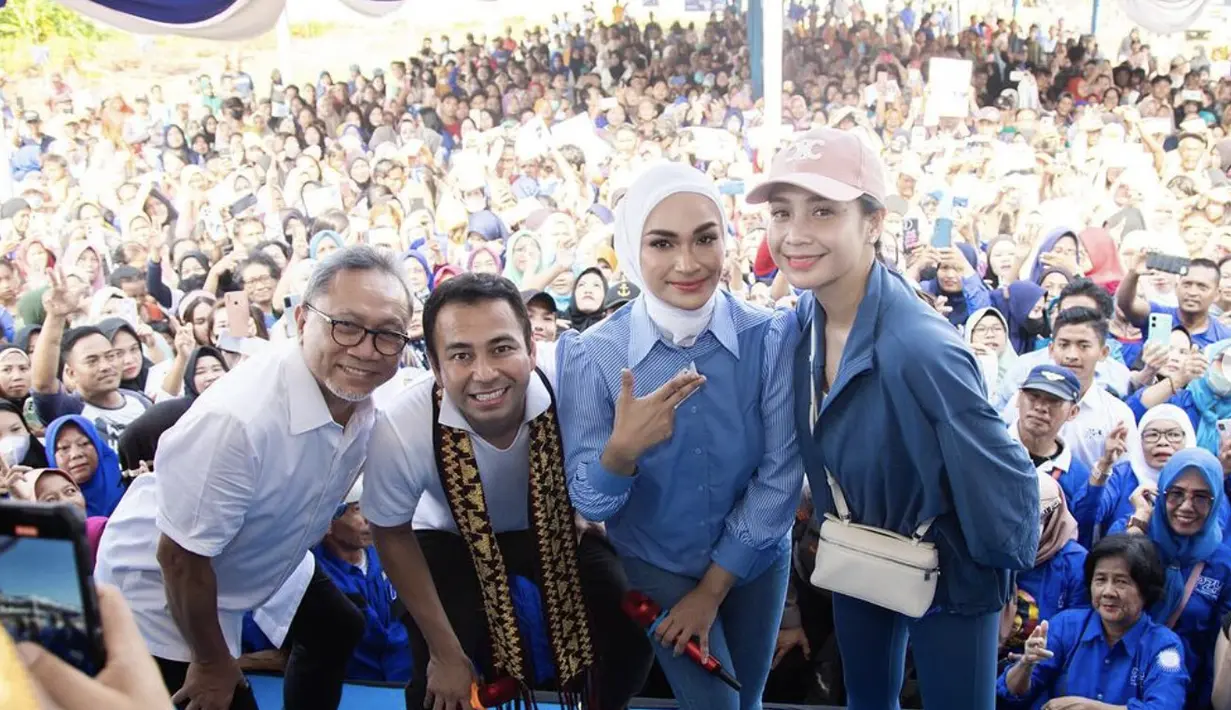 Dalam balutan nuansa biru, Nagita kenakan jaket sporty, sedangkan Putri Zulhas memilih kemeja biru. [Foto: Instagram/ Putri Zulhas]