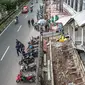 Suasana lalu lintas di sekitar lokasi pembangunan selter di kawasan Stasiun Palmerah, Jakarta, Selasa (2/2/2021). Penataan ini diharapkan bisa menjadi solusi kemacetan yang kerap terjadi di kawasan tersebut. (Liputan6.com/Faizal Fanani)