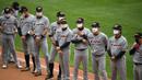 Pemain Hanwha Eagles mengenakan masker saat pertandingan kompetisi baseball KBO League 2020 di Munhak Baseball Stadium, Incheon, Kamis (5/5/2020). Korea Selatan kembali gelar baseball KBO League 2020 dengan sistem pertandingan tanpa penonton di tengah pandemi COVID-19. (AFP/Jung Yeon-je)