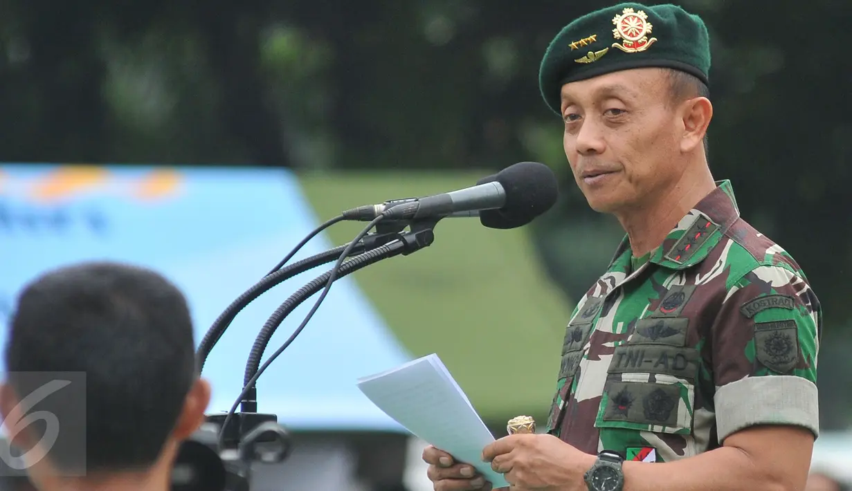 Pangkostrad Letjend TNI Mulyono memberi sambutan pada pembukaan bazar murah menyambut Idul Fitri 1436 H, di Lapangan Kostrad, Jakarta, Selasa (7/7). Bazar ini dikhususkan bagi para prajurit dan PNS di lingkungan Kostrad. (Liputan6.com/Herman Zakharia)