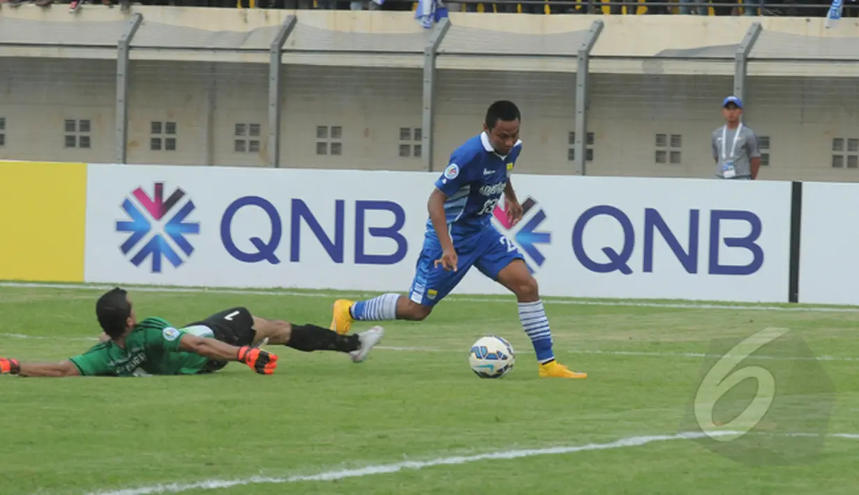 Pemain Persib, M Ridwan berhasil mengecoh kiper New Radiant, Bandung, Rabu (25/2/2015). Persib menang 4-1 atas tamunya New Radiant di laga perdana AFC Cup 2015 (Liputan6.com/Herman Zakharia)