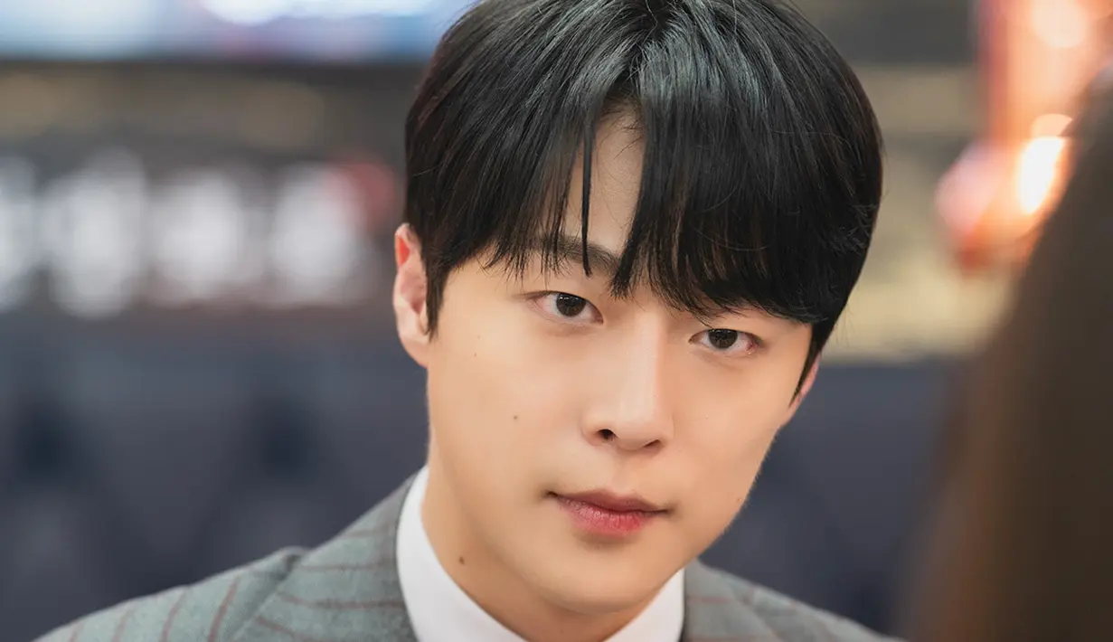 <p>Saat Park Yeon Woo mendekat ke Do Yoon Jae, Kang Tae Ha terlihat terkejut. Sepertinya, Tae Ha tersulut api cemburu.</p>