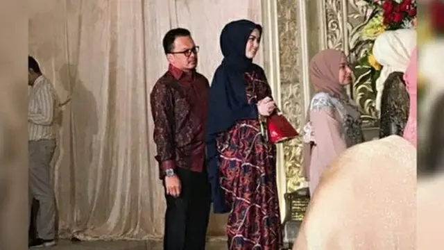 Jarang Terekspos, Ini 6 Potret Mesra Jennifer Dunn dan Suami