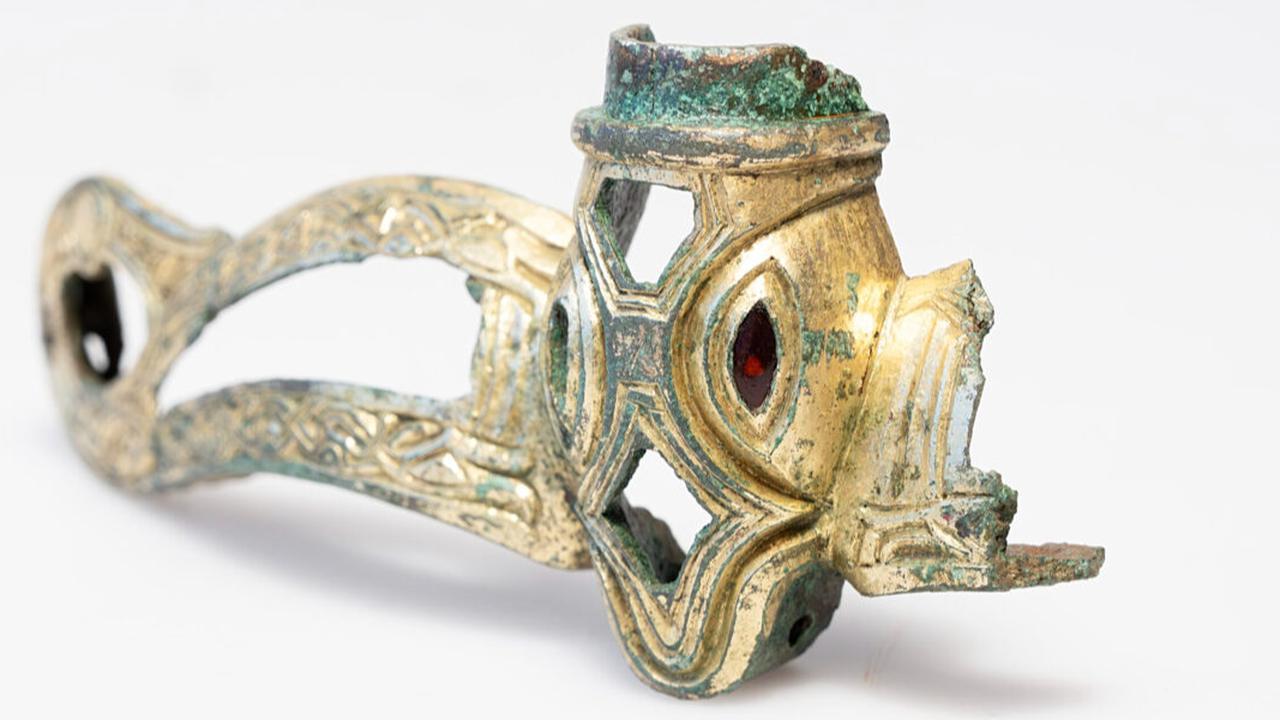 Pendetektor Metal Temukan Pecahan Helm dari Sebelum Zaman Viking, Bersepuh Emas dan Dihias Batu Mulia