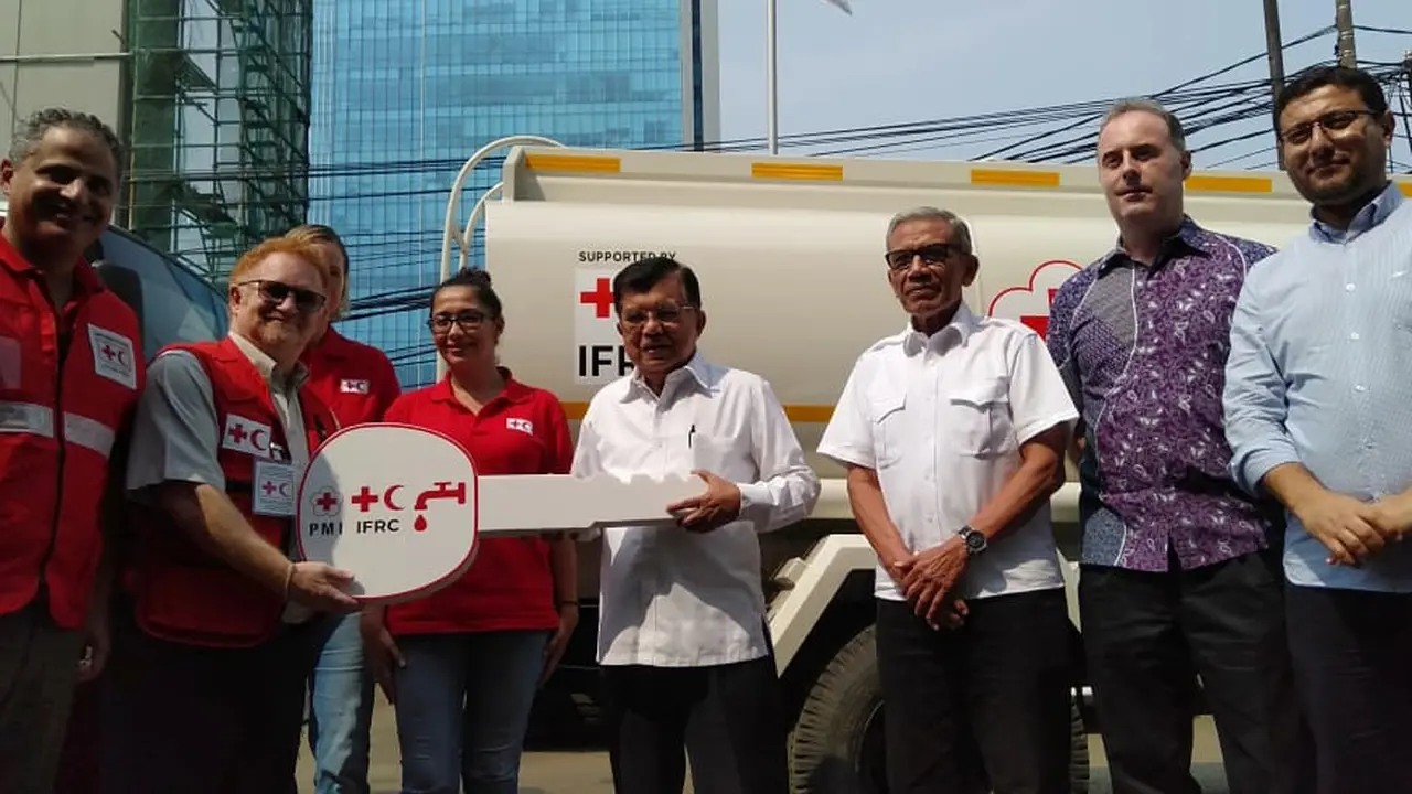 Serah terima 10 truk air dan truk barang dari IFRC kepada PMI di Markas PMI.