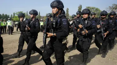 Petugas Kepolisian RI berbaris selama parade keamanan dalam persiapan untuk gelaran Annual Meetings IMF-World Bank di Bali, Kamis (4/10). Indonesia menjadi tuan rumah Pertemuan tahunan IMF dan Bank Dunia pada 8 - 14 Oktober 2018. (AP/Firdia Lisnawati)