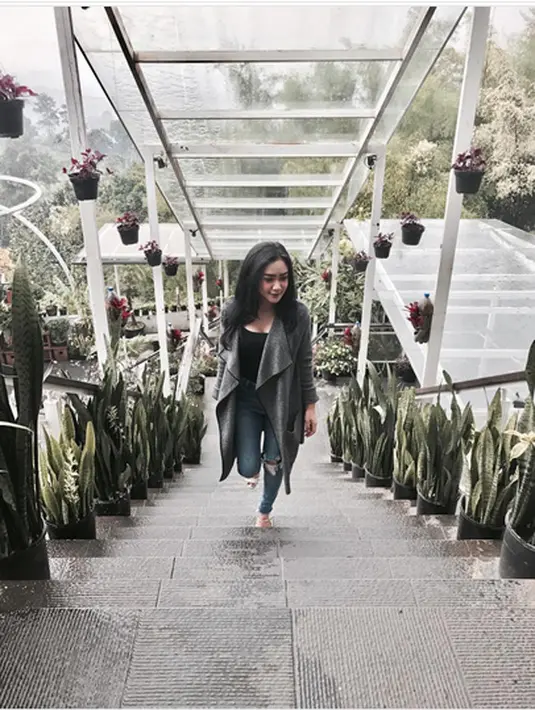 Selain komentar yang mendukung kariernya, ada juga komentar yang nyinyir. "Artis klo habis off air gtu.. Biasanya langsung di pake sama pejabat pejabat" tulis akun ibrohim_ab. (Instagram/cita_citata)