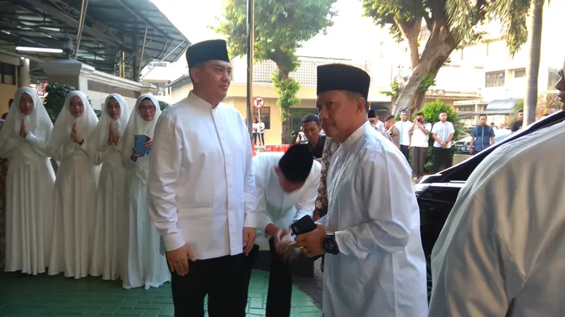 Kapolri Jenderal Tito Karnavian melaksanakan Salat Idul Fitri 1440 Hijriah di Masjid Al Ikhlas, Mabes Polri, Jakarta Selatan.