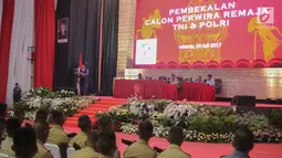 Presiden Joko Widodo saat memberikan pembekalan Calon Perwira Remaja (Capaja) Akademi TNI dan Polri Tahun 2017 di Gedung Olahraga (GOR) Ahmad Yani Mabes TNI Cilangkap, Jakarta, Senin (24/7). (Liputan6.com/Faizal Fanani)