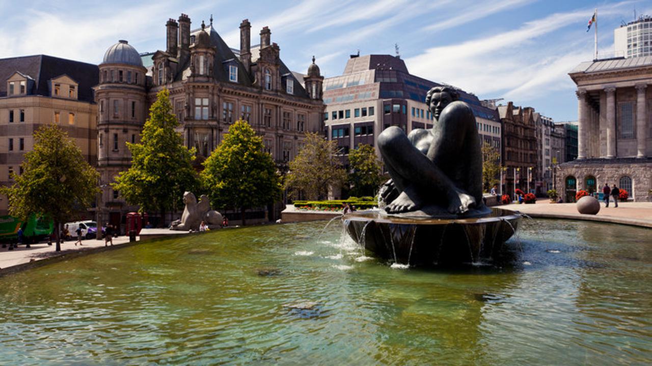 Pemandangan Victoria Square di Birmingham, Inggris.