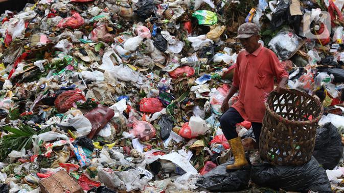 Pemulung memilah sampah di Tempat Pembuangan Sementara Kalibata, Jakarta, Jumat (10/4/2020). Kadis Lingkungan Hidup DKI Jakarta, Andono Warih mengatakan terjadi penurunan tonase sampah rata-rata 620 ton per hari selama penerapan WFH akibat pandemi Covid-19. (Liputan6.com/Helmi Fithriansyah)
