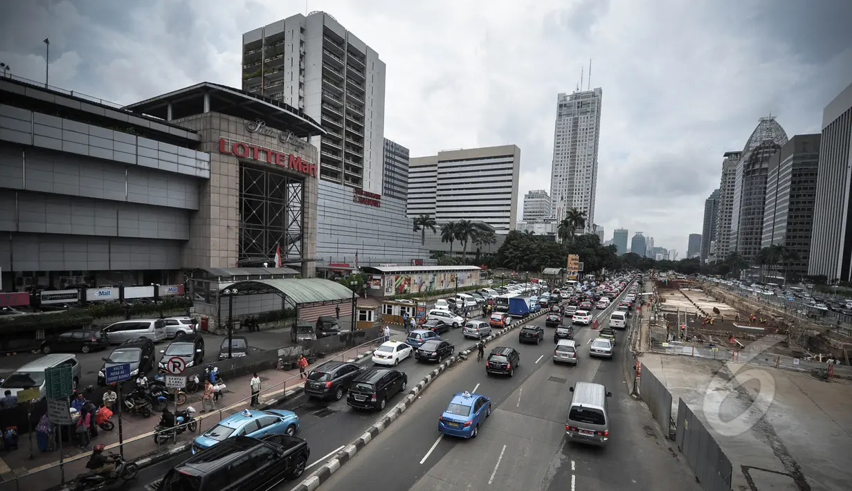 Sejumlah kendaraan terjebak kemacetan di depan kawasan Ratu Plaza, Jakarta, Selasa (7/4/2015). Pemprov DKI bakal memperluas perlintasan pelarangan sepeda motor hingga Jalan Sudirman (Ratu Plaza) Jakarta Selatan. (Liputan6.com/Faizal Fanani)