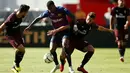 Pemain Barcelona Nelson Semedo berusaha mengontrol bola dari kawalan dua pemain AC Milan saat bertanding pada ICC 2018 di Levi's Stadium di Santa Clara, California (4/8). Milan menang tipis 1-0 atas Barcelona. (AFP Photo/Lachlan Cunningham)