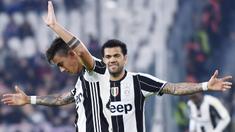 Striker Juventus, Paulo Dybala, merayakan gol yang dicetaknya ke gawang Palermo pada laga Liga Italia di Stadion Juventus, Italia, Jumat (17/2/2017). Juventus menang 4-1 atas Palermo. (EPA/Alessandro Di Marco)