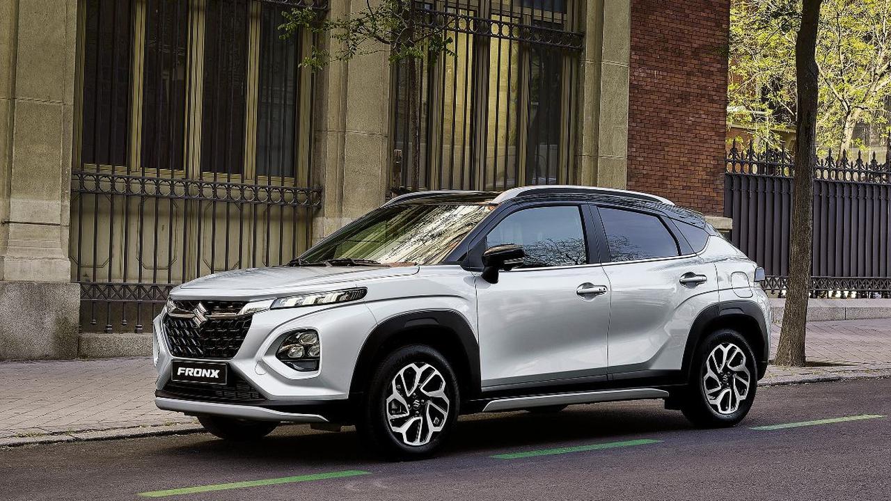 Panel cladding hitam di sekujur bodi, mulai dari bumper depan, fender, hingga bagian pintu, mencerminkan aura SUV crossover yang beralih ke samping