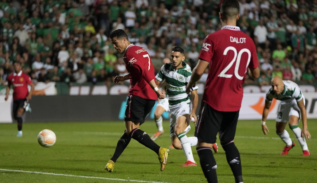 Peluang terbaik terjadi saat Cristiano Ronaldo menerima umpan silang Diogo Dalot. Saat Fabiano sudah mati langkah, namun sepakan Cristiano Ronaldo di depan gawang hanya membentur tiang. (AP/Petros Karadjias)