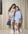 Memiliki gaya OOTD yang kompak dengan sang mama, Bilqis kerap tampil dengan gaya fashion menggemaskan. Ia memadukan mini skirt dan kemeja oversized bernuansa biru muda. Sentuhan sporty berhasil diraih melalui sneakers putih bergaya klasik. Tampilan tas mini juga mempermanis gayanya. [Foto: Instagram/ Ayutingting]