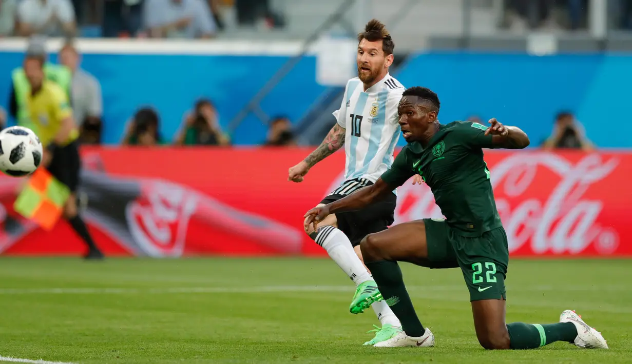 Kapten timnas Argentina, Lionel Messi mencetak gol ke gawang Nigeria pada matchday terakhir Grup D Piala Dunia 2018 di Stadion St. Petersburg, Selasa (26/6). Melalui cara dramatis, Argentina berhasil meloloskan diri ke babak 16 besar. (AP/Ricardo Mazalan)