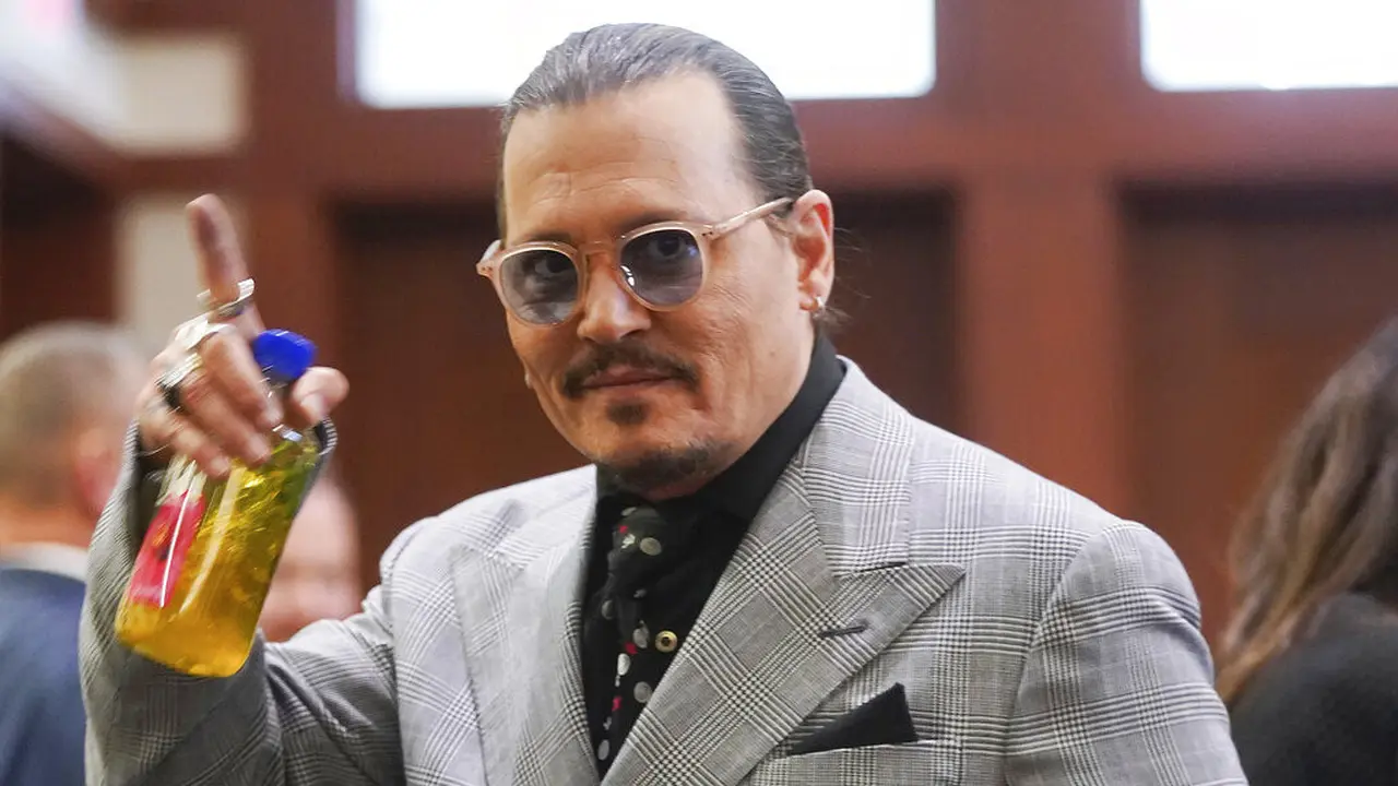 Johnny Depp dalam persidangan melawan Amber Heard. (Shawn Thew/Pool Photo via AP)