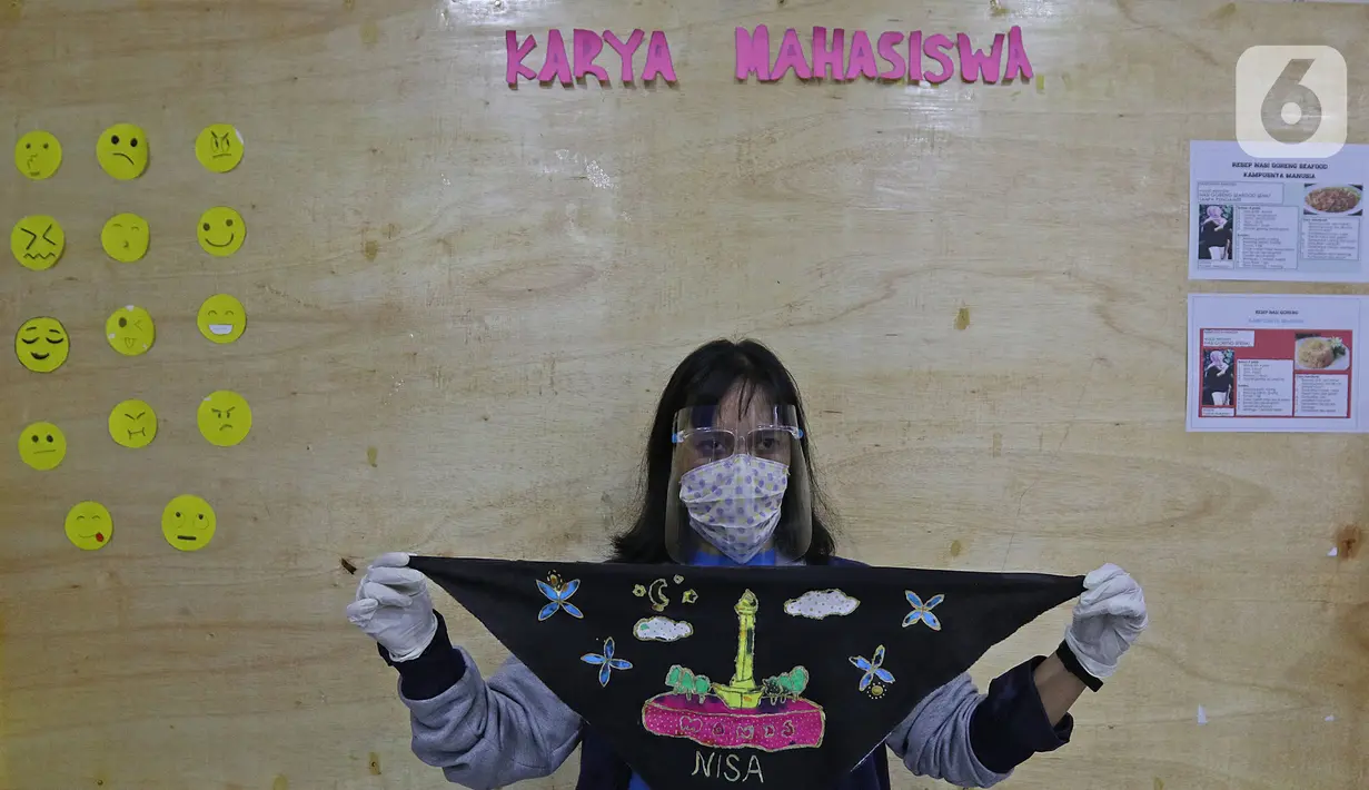 Mahasiswi inklusif atau berkebutuhan khusus Nisa menunjukkan hasil karya membatik seusai melakukan kegiatan membatik di lembaga pendidikan dan keterampilan "Kampusnya Manusia" kawasan Jatisampurna, Bekasi, Jawa Barat, Kamis (13/8/2020).  (Liputan6.com/Herman Zakharia)