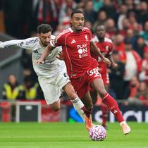 Pemain Manchester United, Bruno Fernandes&nbsp;(kiri), berebut bola dengan pemain Liverpool, Ryan Gravenberch, dalam pertandingan Liga Inggris antara Liverpool dan Manchester United di Liverpool, Inggris, Minggu, 19 Oktober 2025. (AP Photo/Ian Hodgson)&nbsp;&nbsp;&nbsp;