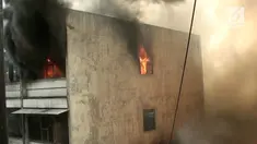 Korsleting listrik menyebabkan belasan rumah semi permanen di Kelurahan Krendang Jawa Tengah hangus terbakar.