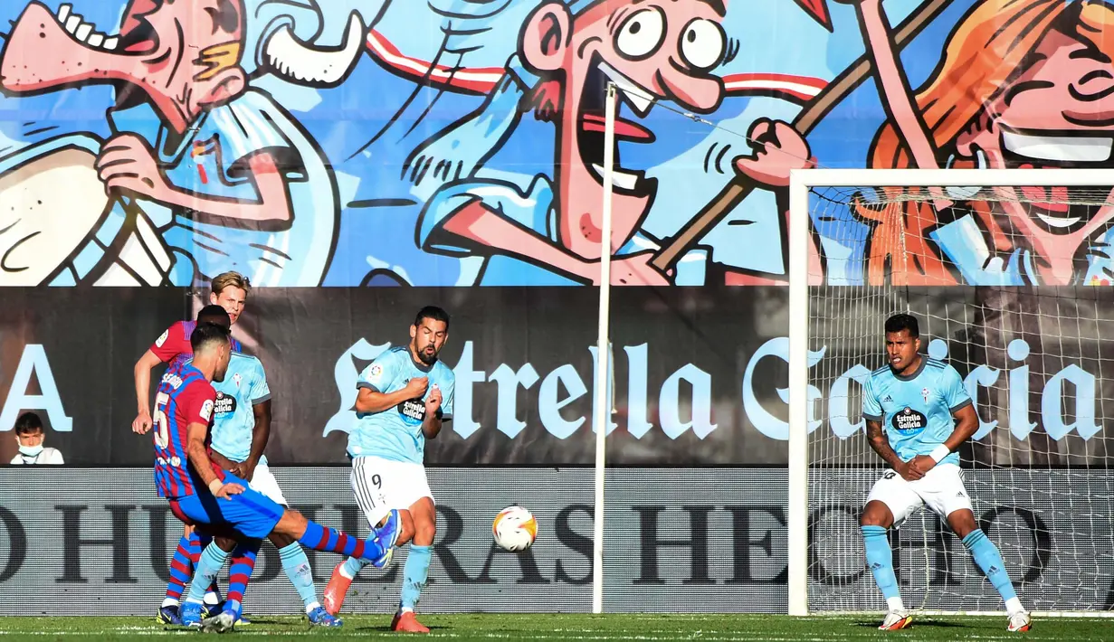 Tim tamu kemudian berhasil menggandakan keunggulan pada menit ke-18. Gol tersebut dicetak oleh Sergio Busquets dari luar kotak penalti setelah mendapat umpan dari Nico Gonzalez. (AFP/Miguel Riopa)