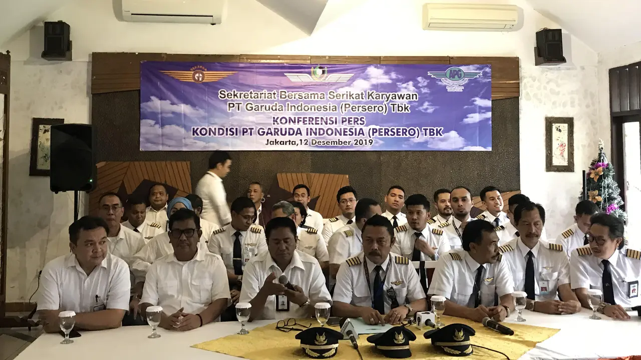 Karyawan Garuda Indonesia memberikan pernyataan bersama terkait isu perusahaan