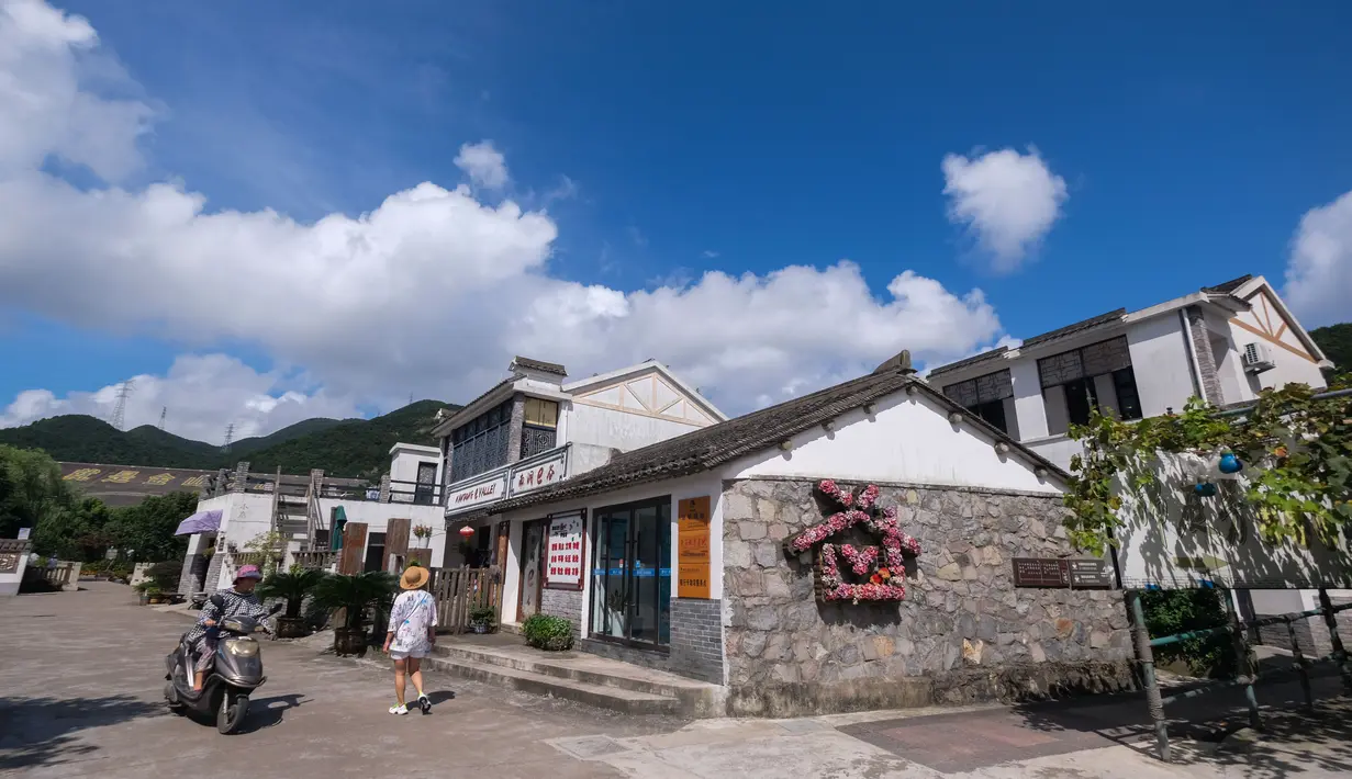 Pemandangan Desa Xinjian di Ganlan, Distrik Dinghai, Zhoushan, Provinsi Zhejiang, China timur (3/8/2020). Dalam beberapa tahun terakhir, otoritas Distrik Dinghai mengerahkan segala upaya untuk meningkatkan sanitasi dan daya tarik wisata di daerah pedesaannya. (Xinhua/Xu Yu)