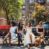 Ilustrasi perempuan menunggu transportasi online (Unsplash/Chris Murray)