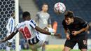 Bek Porto, Chancel Mbemba (kiri), berebut bola dengan bek Manchester City, Eric Garcia, dalam laga lanjutan Liga Champions 2020/21 Grup C di Dragao Stadium, Porto, Selasa (1/12/2020) waktu setempat. Porto bermain imbang 0-0 dengan Manchester City. (AFP/Miguel Riopa/Pool)