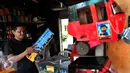 Pedagang mainan kayu mengecek barang dagangannya di kawasan Kalibata, Jakarta, Selasa (18/10). Gempuran mainan-mainan modern tidak membuat pengusaha mainan kayu tradisional patah arang. (Liputan6.com/Johan Tallo)