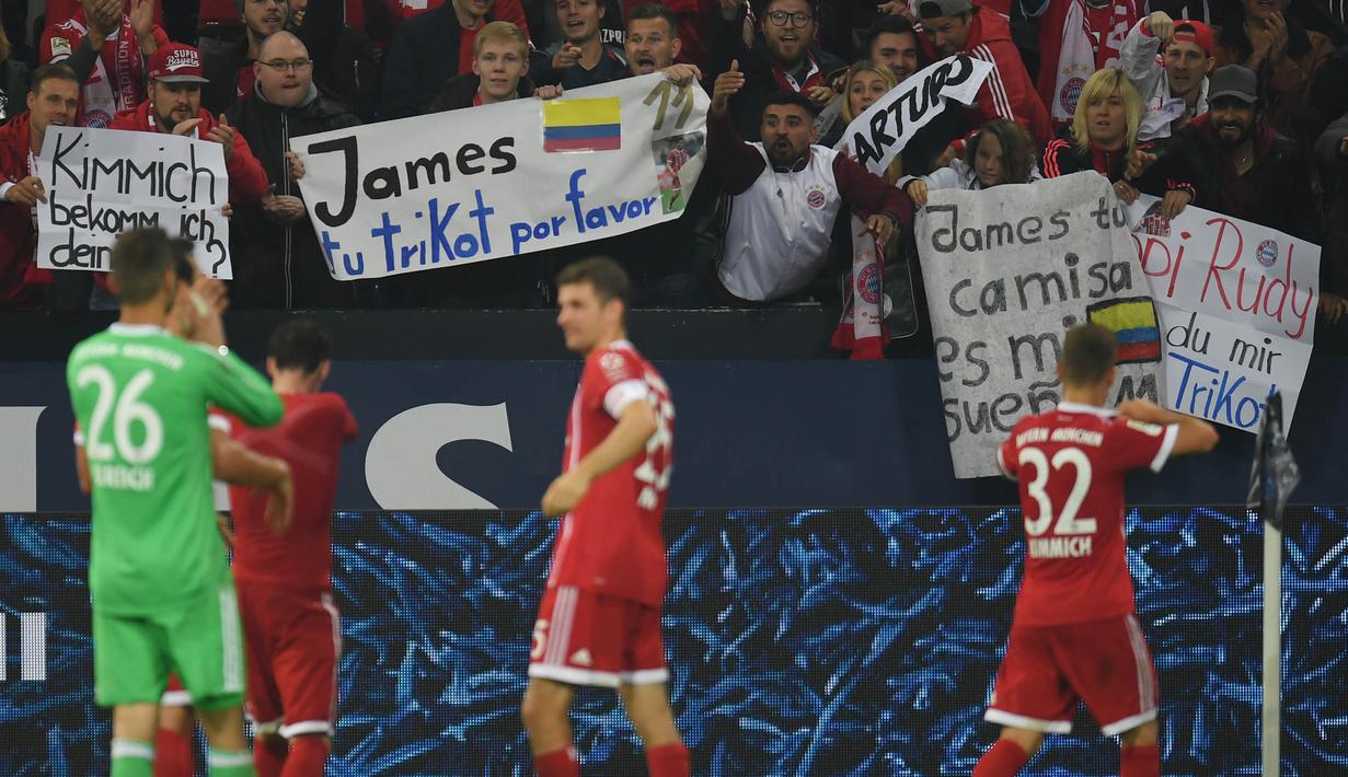 Para pemain Bayern Munchen menyapa suporter usai laga melawan Schalke pada laga Bundesliga, di Stadion Veltins, Selasa (20/9/2017). Bayern Munchen menang 3-0 atas Schalke. (AFP/Patrik Stollarz)