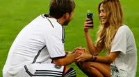 Mario Gotze dan kekasihnya Ann-Kathrin Brommel (Metro)